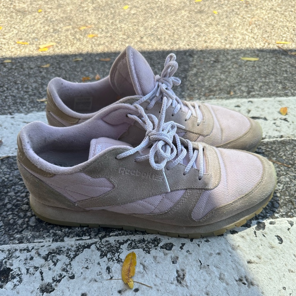 Classic lilac Reebok sneakers